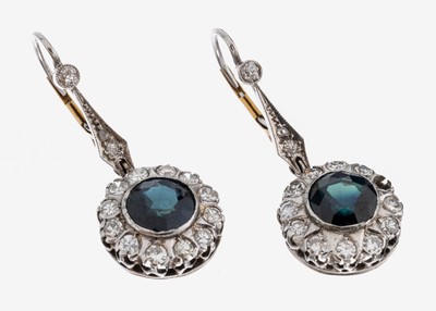 Paar Palladium Saphir-Diamant-Ohrgehänge, 2rundfacett. Saphire zus. ca. 4.0 ct, 29 8/8-Diamanten und Diamantrosen zus. ca. 1.20 ct Weiß/si (1 ...
