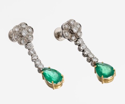 Paar Platin Smaragd-Diamant-Ohrstecker, Pt gepr., länglich bewegl., 12 Brillanten und 12 8/8-Diamanten zus. ca. 1.06 ct Weiß/si, 2 in GG 750/000 ...