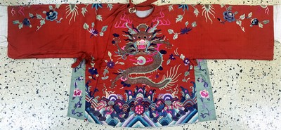 Seiden"Robe"antik, China, um 1900, Seide-Baumwollstickerei, beidseitig mit Drach enmotiven, ca. 112 x 50 cm( Frauengrösse), EHZ: 1-2