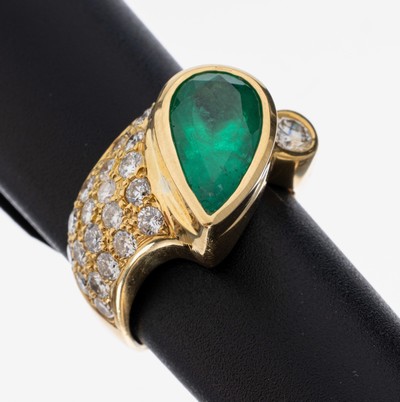 18 kt Gold Smaragd-Brillant-Ring, GG 750/000, massive Ausführung, facett. Smaragd- Tropfen ca. 5.1 ct, 21 Brillanten zus. ca. 0.96 ct Weiß/si, RW ...