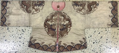 Seiden"Robe"antik, China, um 1900, Seide-Baumwollstickerei, beidseitig mit Drachenmotiven, ca. 95 x 42 cm (Frauengrösse), EHZ: 2 -3