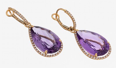 Paar 18 kt Gold Amethyst-Brillant-Ohrgehänge, GG 750/000, 2 ovalfacett. Amethyste zus. ca. 15.61 ct, Brillanten zus. ca. 0.45 ct Weiß/si, L. ca. ...
