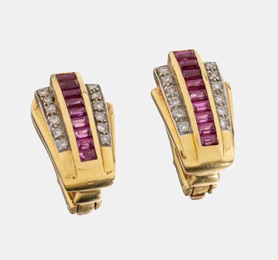 Paar 18 kt Gold Rubin-Brillant-Ohrclips, GG750/000, Rubin-Baguettes zus. ca. 1.0 ct, 24 Brillanten zus. ca. 0.40 ct Weiß/si, L. ca. 1.8 cm, ca. 8.8 ...