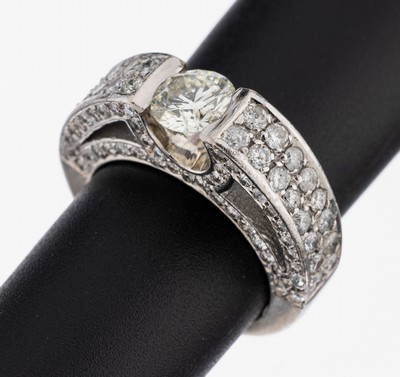 18 kt Gold Brillant-Ring, WG 750/000, außergewöhnliche Gestaltung, mittig Brillant ca. 1.00 ct get.Weiß/si, 118 weitere Brillanten zus. ca. 1.80 ...