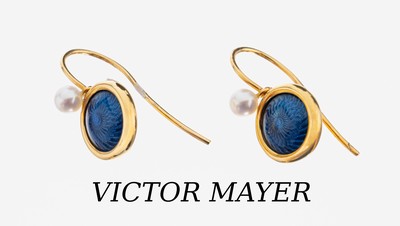 Paar 18 kt Gold VICTOR MAYER Perl-Ohrgehänge, GG 750/000, limitierte Edition 11/500, Grund guillochiert und blau emailliert, 2 weiße Zuchtperlen, ...