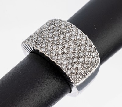 18 kt Gold Brillant-Ring, WG 750/000, massive Ausführung, Brillanten zus. ca. 1.10 ct Weiß/si, RW 55, ca. 18.3 g