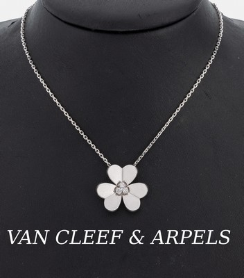 18 kt Gold VAN CLEEF & ARPELS Brillant- Collier, WG 750/000, Modell Frivole, blütenf. Mittelteil, 3 Brillanten zus. ca. 0.15 ct feines Weiß/vs, L. ...