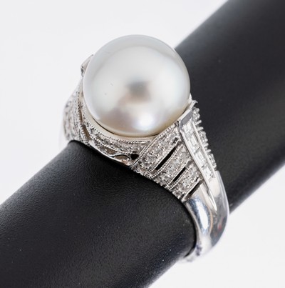 18 kt Gold Perl-Diamant-Ring, WG 750/000, weiße Südseezuchtperle, D. ca. 11.1 mm, Brillanten und Diamant-Baguettes und -Carrees zus. ca. 0.48 ct ...