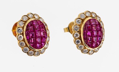 Paar 18 kt Gold Rubin-Brillant-Ohrstecker, GG 750/000, 46 eingeschliffene Rubine zus. ca.1.80 ct, 32 Brillanten zus. ca. 0.80 ct Weiß/si, ca. 5.5 g