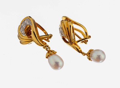 Paar 18 kt Gold Brillant-Perl-Ohrstecker, GG 750/000, geschwungenes Design, 12 Brillanten zus. ca. 0.44 ct Weiß/si, bewegl. abgehängte Zuchtperle, ...