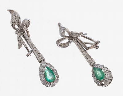 Paar Palladium Diamant-Smaragd-Ohrstecker, länglich bewegl., Oberteil abstrakte Schleife,41 8/8-Diamanten, 1 Stein fehlt, zus. ca. 0.30ct Weiß/p, ...