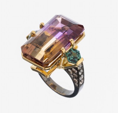 18 kt Gold Ametrin-Turmalin-Brillant-Ring, GG 750/000, Ametrin im Treppenschliff ca. 40.0 ct, seitl. 2 hexagonal facett. Turmaline zus. ca. 0.60 ct, ...