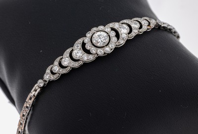 Platin Diamant-Armband, um 1920/30, Pt gepr., Mittelteil mit 55 Altschliffdiamanten, Brillanten und 8/8-Diamanten zus. ca. 1.0 ct ...