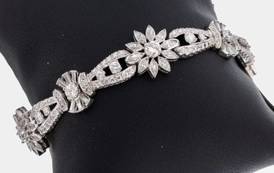 Platin Diamant-Armband, Pt gepr., 155 Brillanten, 24 Diamantbaguettes und 30 Diamantnavettes zus. ca. 10.0 ct Weiß-l.get. Weiß/si, L. ca. 17.7 cm, ...