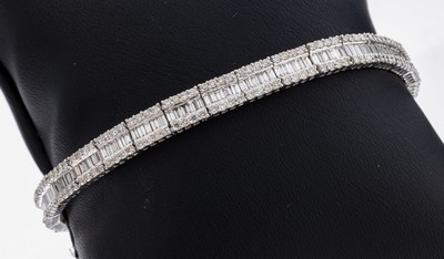 18 kt Gold Diamant-Armband, WG 750/000, 230Brillanten und 138 Diamant-Baguettes zus. ca. 6.58 ct Weiß/si, ca. 17.7 g, L. ca. 18 cm, Kastenschloss ...