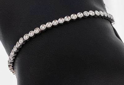 18 kt Gold Brillant-Linienarmband, WG 750/000, Brillanten zus. ca. 1.60 ct Weiß/si, L. ca. 19 cm, Kastenschloss mit Sicherheitsacht, ca. 11.7 g