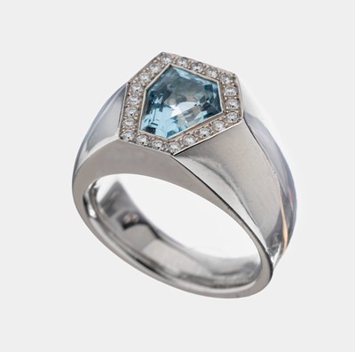18 kt Gold Aquamarin-Brillant-Ring, WG 750/000, qualitätvolle Verarbeitung, Aquamarinim Fantasieschliff ca. 2.10 ct, 21 Brillanten zus. ca. 0.21 ct ...