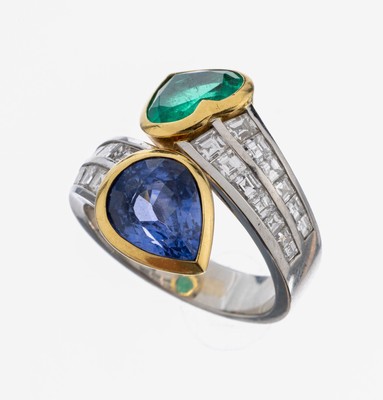 18 kt Gold Saphir-Smaragd-Diamant-Ring, WG/GG 750/000, schöne schwere Verarbeitung durch PAULY/Idar-Oberstein, facett. Saphir- Herz ca. 1.73 ct, ...