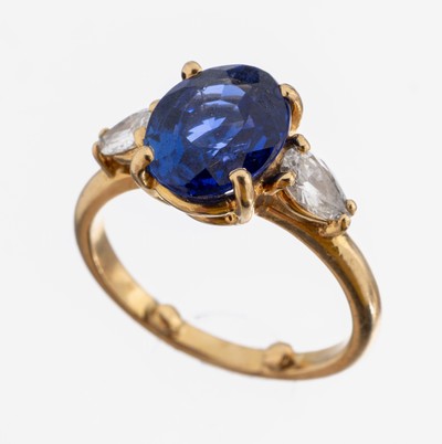 18 kt Gold Saphir-Diamant-Ring, GG/WG 750/000, ovalfacett. Saphir ca. 1.50 ct, seitl. 2 Diamant-Tropfen zus. ca. 0.40 ct Weiß-l.get.Weiß/si-p, RW ...