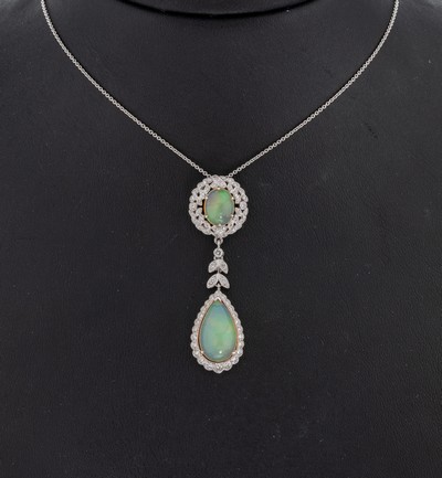 18 kt Gold Opal-Brillant-Collier, WG 750/000, Mittelteil bewegl. mit floralen Elementen, 2 Opal-Cabochons zus. ca. 5.0 ct, Brillanten zus. ca. 0.50 ...