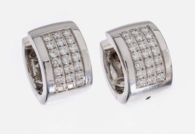 Paar 18 kt Gold Brillant-Ohrringe, WG 750/000 gepr., 42 Brillanten zus. ca. 1.06 ct Weiß/si, D. ca. 1.5 cm, ca. 16.4 g