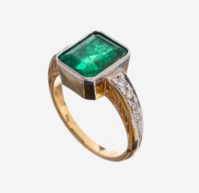 18 kt Gold Smaragd-Brillant-Ring, GG 750/000, mittig Smaragd im Treppenschliff ca. 5.00 ct, 8 Brillanten zus. ca. 0.80 ct Weiß/si, RW 51, ca. 5.4 g