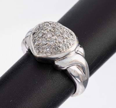 14 kt Gold Brillant-Ring, WG 585/000, Herz ausgefasst mit Brillanten zus. ca. 0.50 ct Weiß/si, RW 56, ca. 7 g
