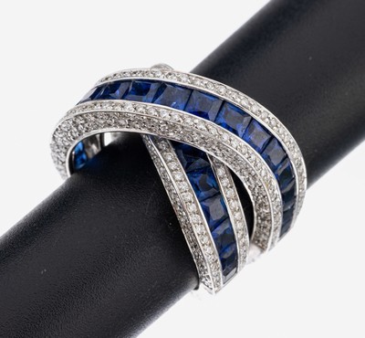 18 kt Gold Saphir-Brillant-Ring, WG 750/000, facett. Saphir-Carrees zus. ca. 6.00 ct, Brillanten zus. ca. 4.40 ct Weiß/si, RW 56, ca. 16.2 g