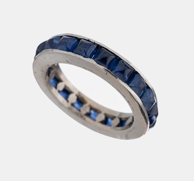 Platin Saphir-Memoryring, Pt gepr., 19 erhabene Saphir-Carrees zus. ca. 3.00 ct, Fassungen sollten überprüft werden, RW 52, ca.6.7 g