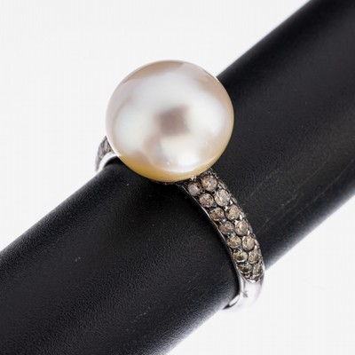 18 kt Gold Perl-Brillant-Ring, WG 750/000, barocke Süßwasserzuchtperle, D. ca. 12.3 mm, seitl. flank. von Brillanten zus. ca. 0.73 ct Braun, RW ...
