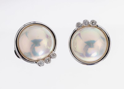 Paar 18 kt Gold Perl-Brillant-Ohrstecker, WG 750/000, 2 runde Mabeperlen, D. ca. 16.0 mm, 6 Brillanten zus. ca. 0.24 ct, Clipbrisuren, Stecker ...