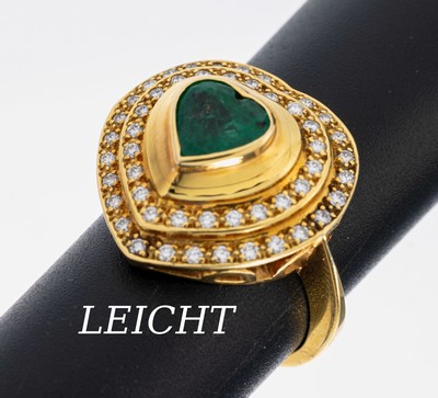 18 kt Gold LEICHT Smaragd-Brillant-Ring, GG750/000, facett. Smaragd-Herz ca. 1.30 ct, umgeben von Brillanten zus. ca. 0.70 ct feines ...