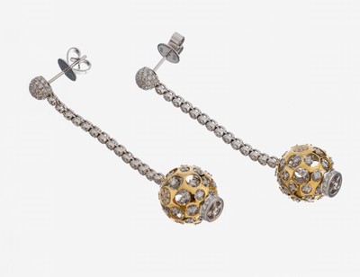 Paar 18 kt Gold Brillant-Ohrstecker, GG/WG 750/000, beweglich gearbeitet, Brillanten zus.ca. 2.18 ct Weiß/si, L. ca. 5.5 cm, ca. 11.9 g