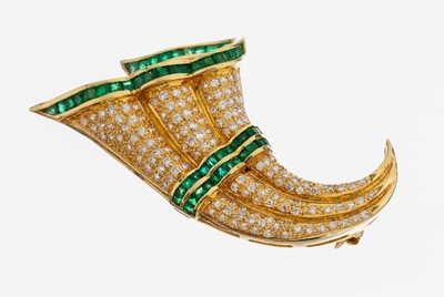 18 kt Gold Smaragd-Brillant-Brosche, GG 750/000, Smaragd-Carrees zus. ca. 1.40 ct, Brillanten zus. ca. 1.85 ct Weiß/si, L. ca. 5 cm, ca. 14.6 g
