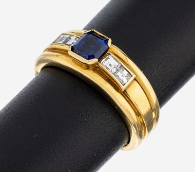 18 kt Gold Saphir-Diamant-Ring, GG 750/000,facett. Saphir ca. 0.70 ct, 4 Diamant-Carrees zus. ca. 0.20 ct Weiß/si, RW 56, ca. 7.1 g
