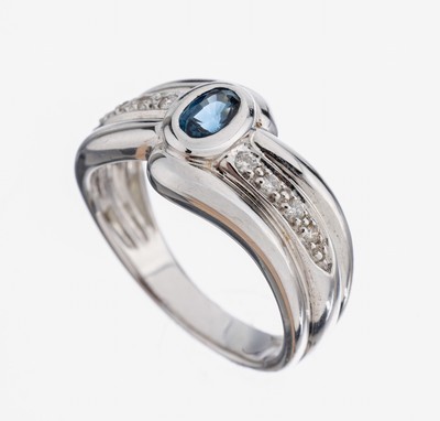 18 kt Gold Saphir-Brillant-Ring, WG 750/000, ovalfacett. Saphir ca. 0.25 ct, 8 Brillanten zus. ca. 0.08 ct Weiß/si, RW 54, ca. 7.2 g