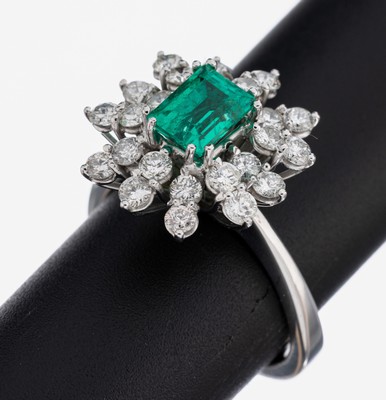 14 kt Gold Smaragd-Brillant-Ring, WG 585/000, Smaragd im Emerald Cut mit intensiverFarbe ca. 1.50 ct, 24 Brillanten zus. ca. 1.20ct Weiß/si, RW 56, ...
