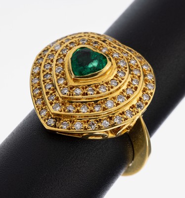 18 kt Gold Smaragd-Brillant-Ring, GG 750/000, herzf. Ringkopf in mehreren Ebenen, mittig herzf. facett. Smaragd ca. 0.58 ct (grav.), 66 Brillanten ...