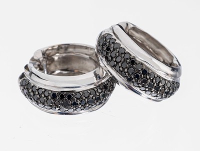 Paar 18 kt Gold Diamant-Ohrcreolen, WG 750/000 gepr., schwarze Diamanten (beh.) zus. ca. 1.20 ct, Klappscharnier, D. ca. 1.7 cm, ca. 15.3 g