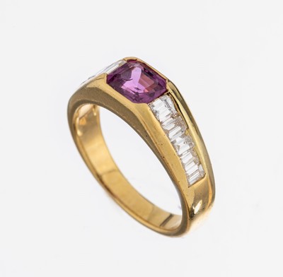 18 kt Gold Rubin-Diamant-Ring, GG 750/000, Rubin im Treppenschliff ca. 0.76 ct, 10 Diamant-Baguettes zus. ca. 0.59 ct Weiß/si, RW47, ca. 3.9 g