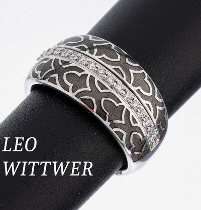 18 kt Gold LEO WITTWER Brillant-Ring, WG 750/000, graues transluzides Email, 19 Brillanten zus. ca. 0.23 ct (grav.) Weiß/si, RW 55, ca. 12.7 g, ...