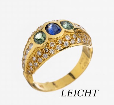 18 kt Gold LEICHT Saphir-Brillant-Ring, GG 750/000, ovalfacett. blauer Saphir und 2 ovalfacett. grüne Saphire zus. ca. 0.58 ct, 60Brillanten zus. ...