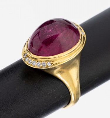 18 kt Gold Turmalin-Brillant-Ring, GG 750/000, ovaler Turmalin-Cabochon ca. 8.00 ct,14 Brillanten zus. ca. 0.20 ct Weiß/si, RW 60,ca. 11.3 g