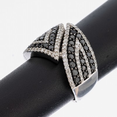 14 kt Gold Diamant-Ring, WG 585/000, 123 Brillanten Weiß/p und 47 schwarze Diamanten (beh.) zus. ca. 2.0 ct, RW 55, ca. 9.4 g, Meistermarke unged.