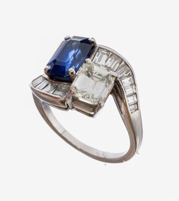 14 kt Gold Saphir-Diamant-Ring, WG 585/000 part. sat., 1 Saphir im Treppenschliff ca. 2.0ct (min. besch.), 1 Diamant im Emerald Cut ca.1.20 ct light ...