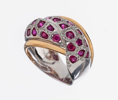 18 kt Gold Rubin-Brillant-Ring, WG/GG 750/000, außergewöhnliche Gestaltung, 30 rundfacett. Rubine zus. ca. 3.18 ct, 127 Brillanten (1 Stein fehlt) ...
