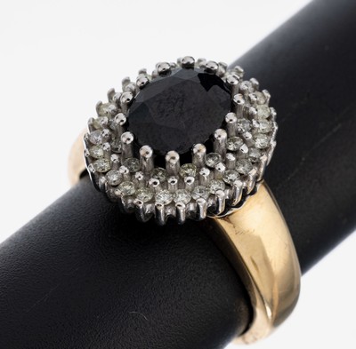 14 kt Gold Saphir-Brillant-Ring, GG/WG 585/000, WG Ringkopf in mehreren Ebenen, mittig ovalfacett. Saphir ca. 2.0 ct, 42 Brillanten zus. ca. 0.50 ct ...