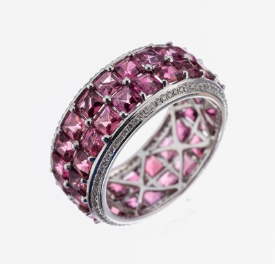 18 kt Gold Turmalin-Brillant-Ring, WG 750/000, Turmalin-Carrees zus. ca. 6.16 ct, Brillanten zus. ca. 0.37 ct (grav.) Weiß/si, RW 56, ca. 6.8 g