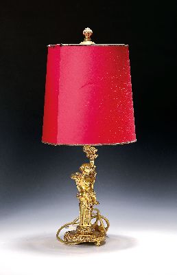 Tischlampe, wohl deutsch, um 1920/30, Messing, Flöte spielender Putto, eine Brennstelle, Elektr. später, Schirm später und leicht besch., H. 57 cm