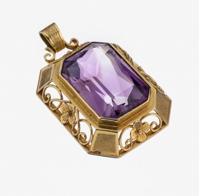 14 kt Gold Amethyst-Anhänger, 1950er Jahre, GG 585/000, Fassung mit Spiralen und Blumen, facett. Amethyst ca. 32.0 ct, L. ca. 4 cm, ca.16.8 g
